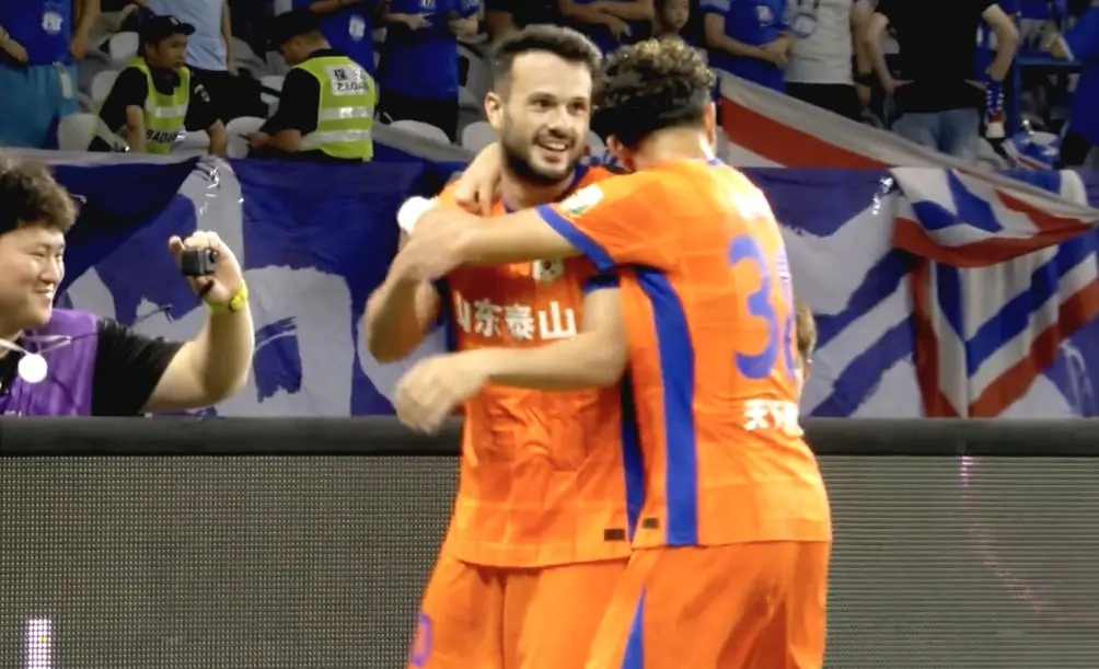 右争冠格局, 镇主场迎战, 赛季和