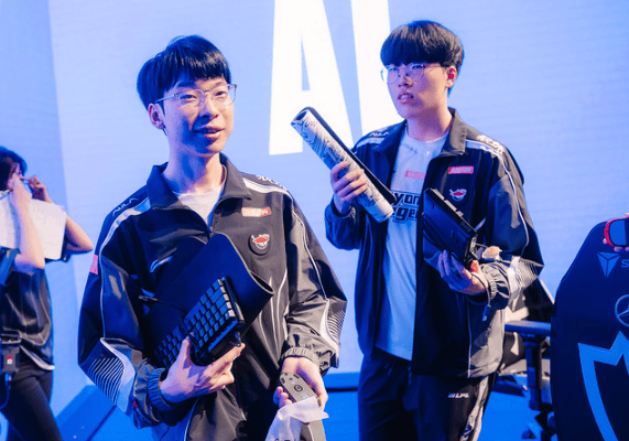 选择, 我们的势头, 首先他们都